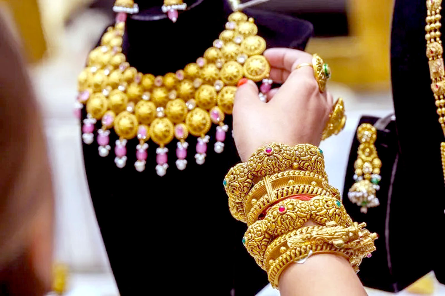 Gold prices fell on weak global demand.